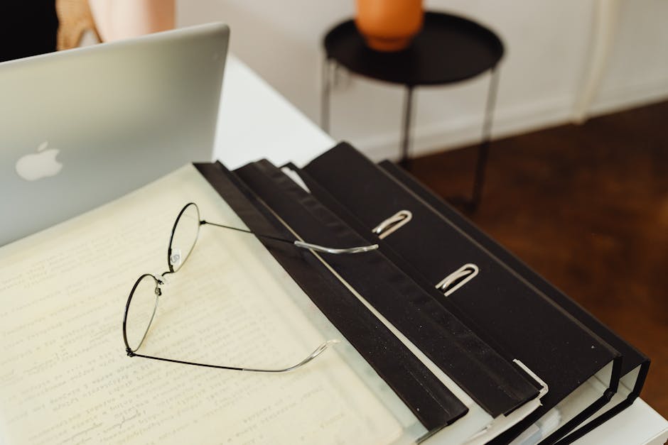 Escritorio con carpetas y documentos en luz natural
